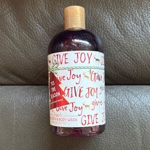Bath and body works rare Tis the Season bubble
And body wash